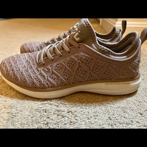 Like new APL TechLoom Phantom running shoe